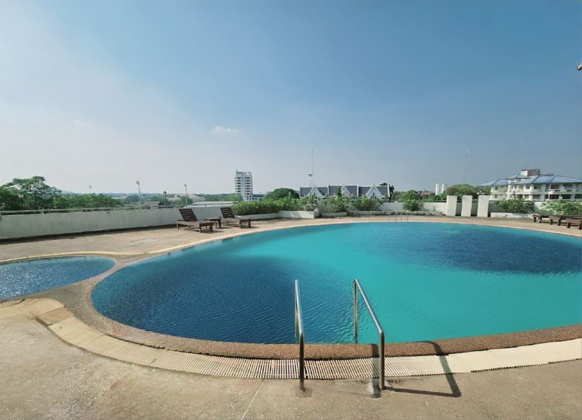 สระว่ายน้ำกลางแจ้งบนดาดฟ้า Ploy Palace Hotel วิวเมืองมุกดาหาร