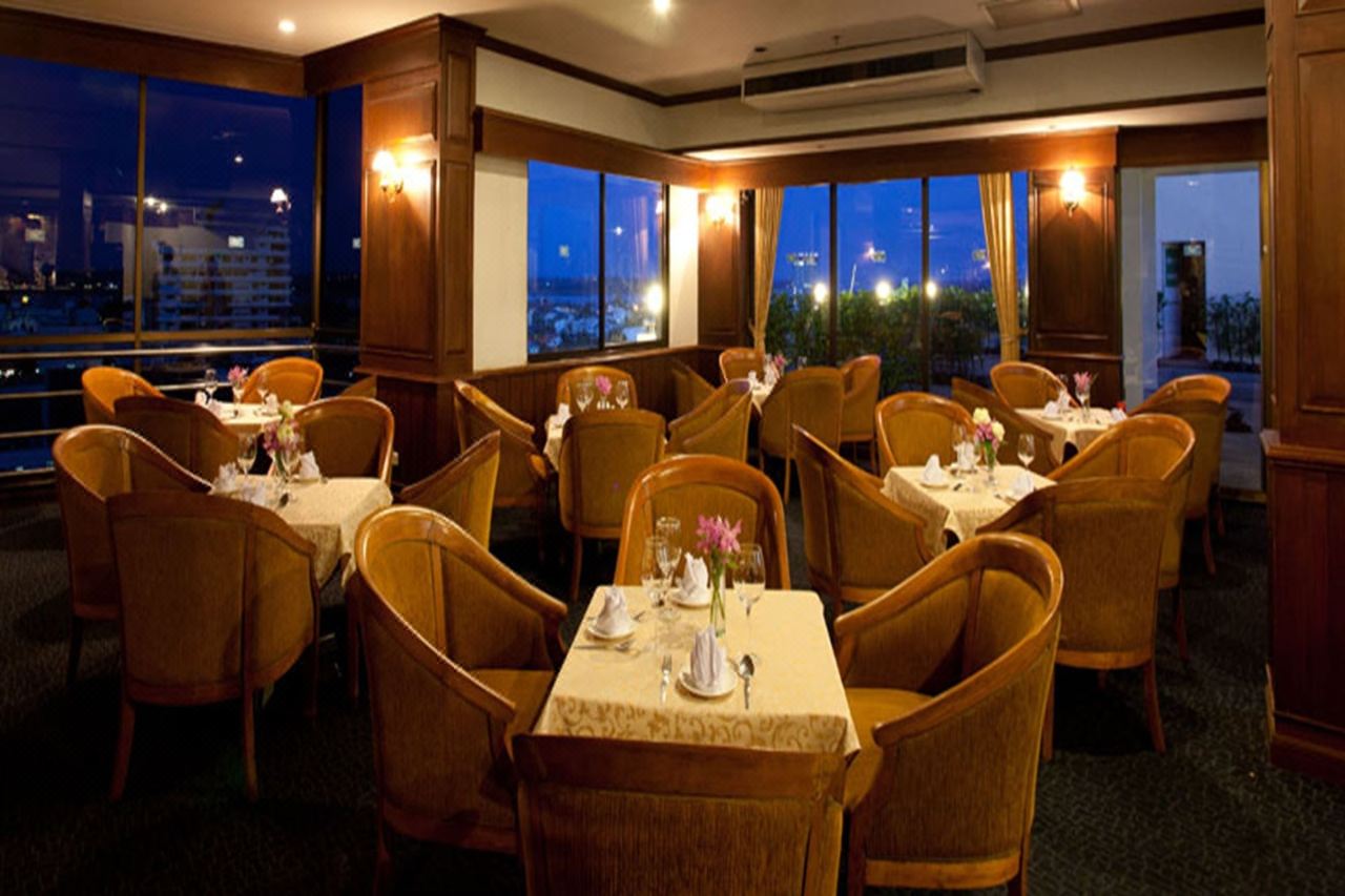 ห้องอาหาร Sky Lounge ชั้นบนยามค่ำ วิวแสงไฟเมืองและแม่น้ำโขง