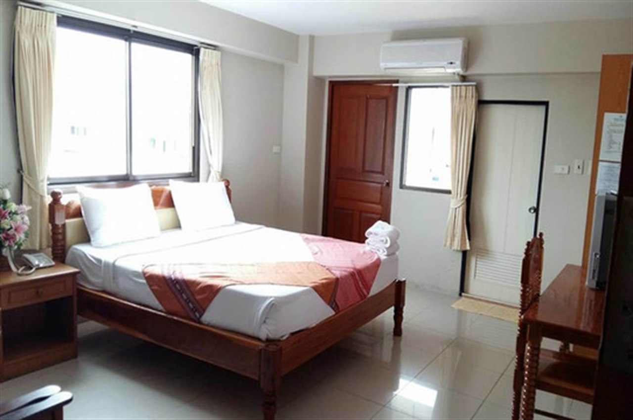 ห้องเตียงใหญ่ Submukda Grand Hotel หน้าต่างบานกว้าง แอร์ติดผนัง ทางออกระเบียง