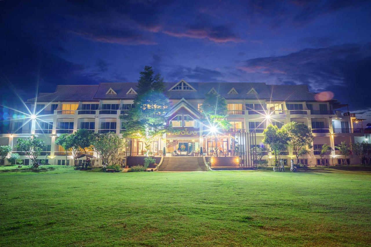 อาคาร ViengKhong Hotel ยามค่ำ ไฟส่องหน้าตึกและบันไดทางเข้าโค้ง