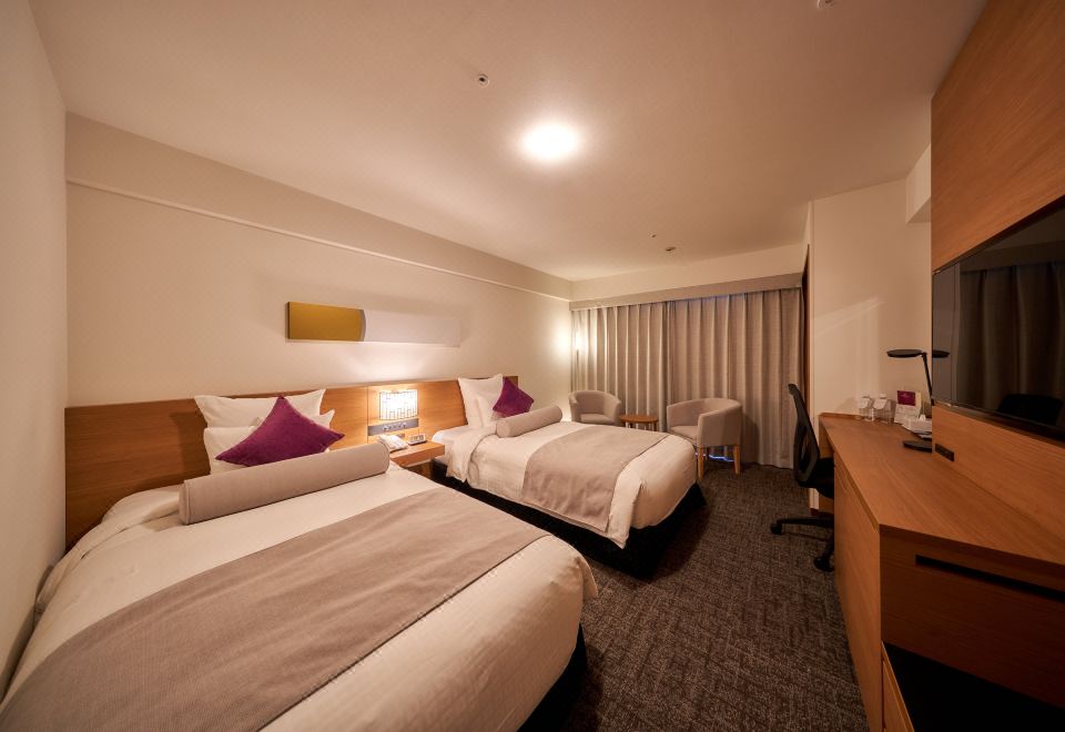 ห้องพัก Standard Twin ของ ANA Crowne Plaza Nagasaki Gloverhill ตกแต่งเรียบร้อย เตียงคู่ โต๊ะทำงาน
