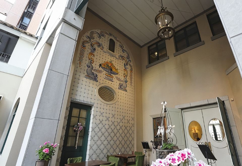 ลาน courtyard ของ Hotel Monterey Nagasaki กระเบื้อง azulejo โปรตุเกสที่ผนัง