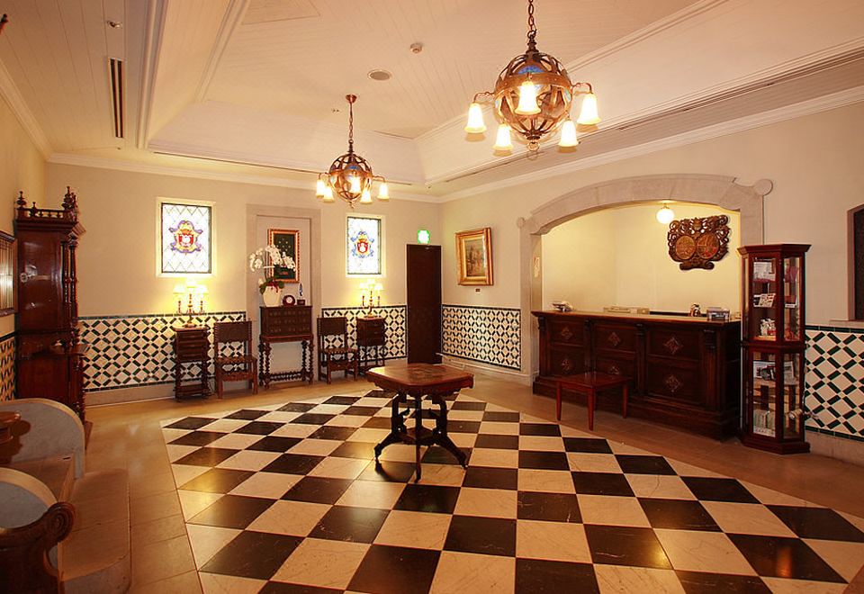 ล็อบบี้ Hotel Monterey Nagasaki สไตล์โปรตุเกส พื้นหินสลับดำขาว โคมระย้าทองเหลือง