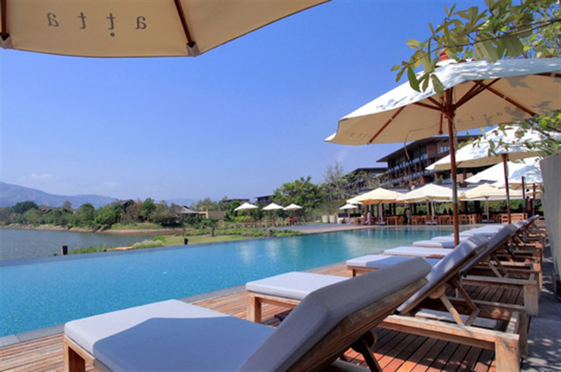 สระ infinity ยื่นลงทะเลสาบ มองเห็นทิวเขา ที่ atta Lakeside Resort Suite
