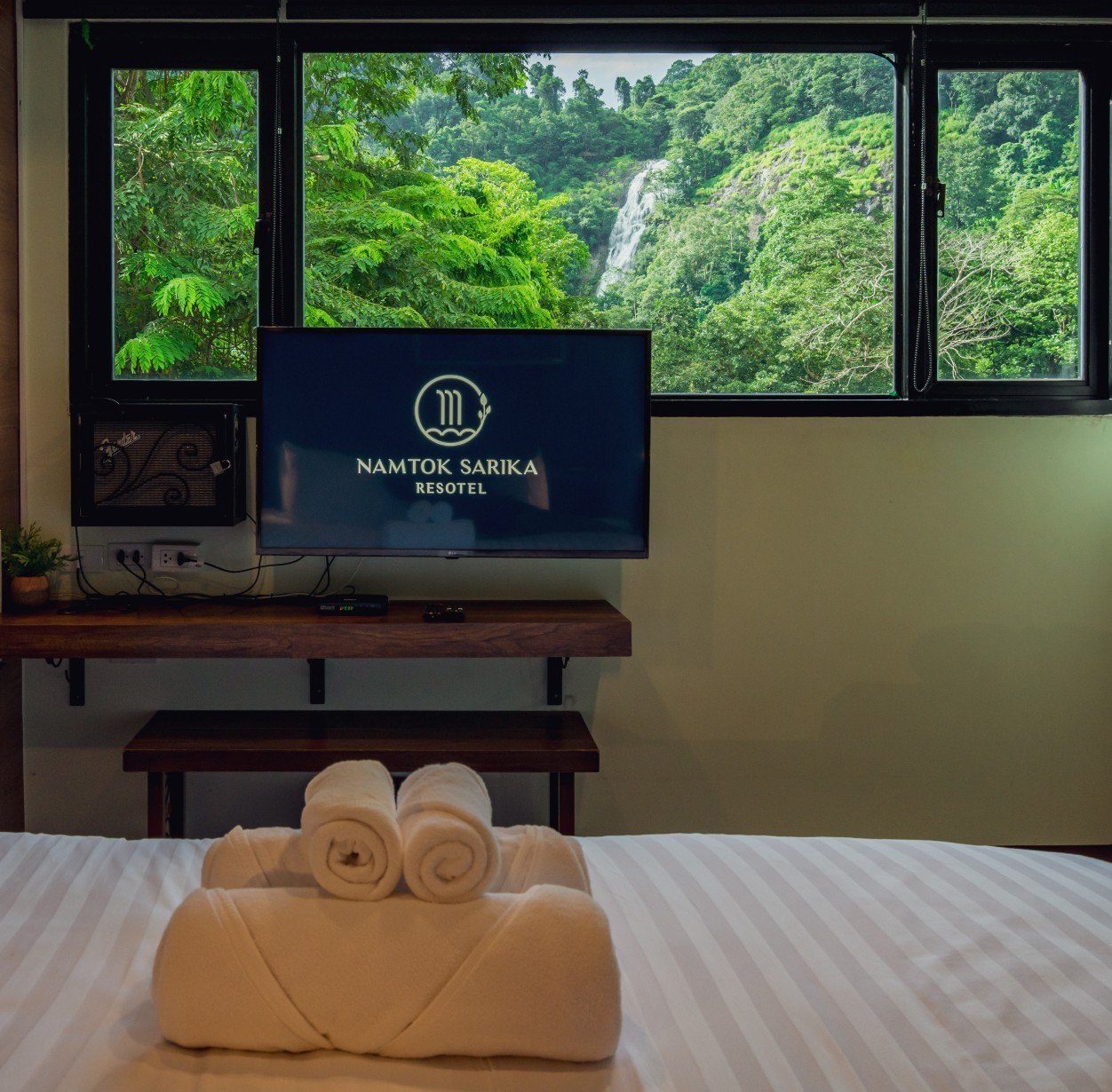 ห้องพักโทนไม้ Namtok Sarika Resotel มองเห็นน้ำตกสาริกาผ่านหน้าต่าง