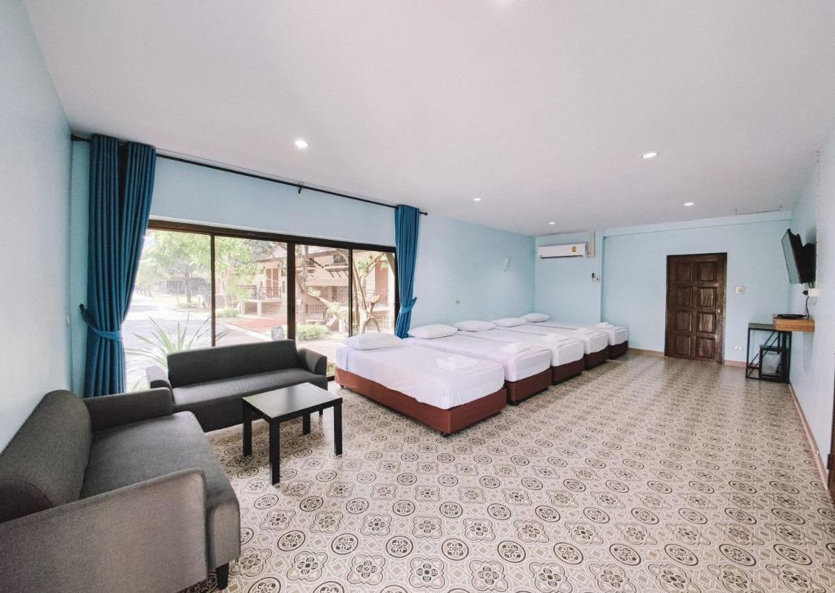 ห้องครอบครัว Sophia Resort เตียงเรียงหลายเตียง โซฟา และประตูกระจกออกระเบียง