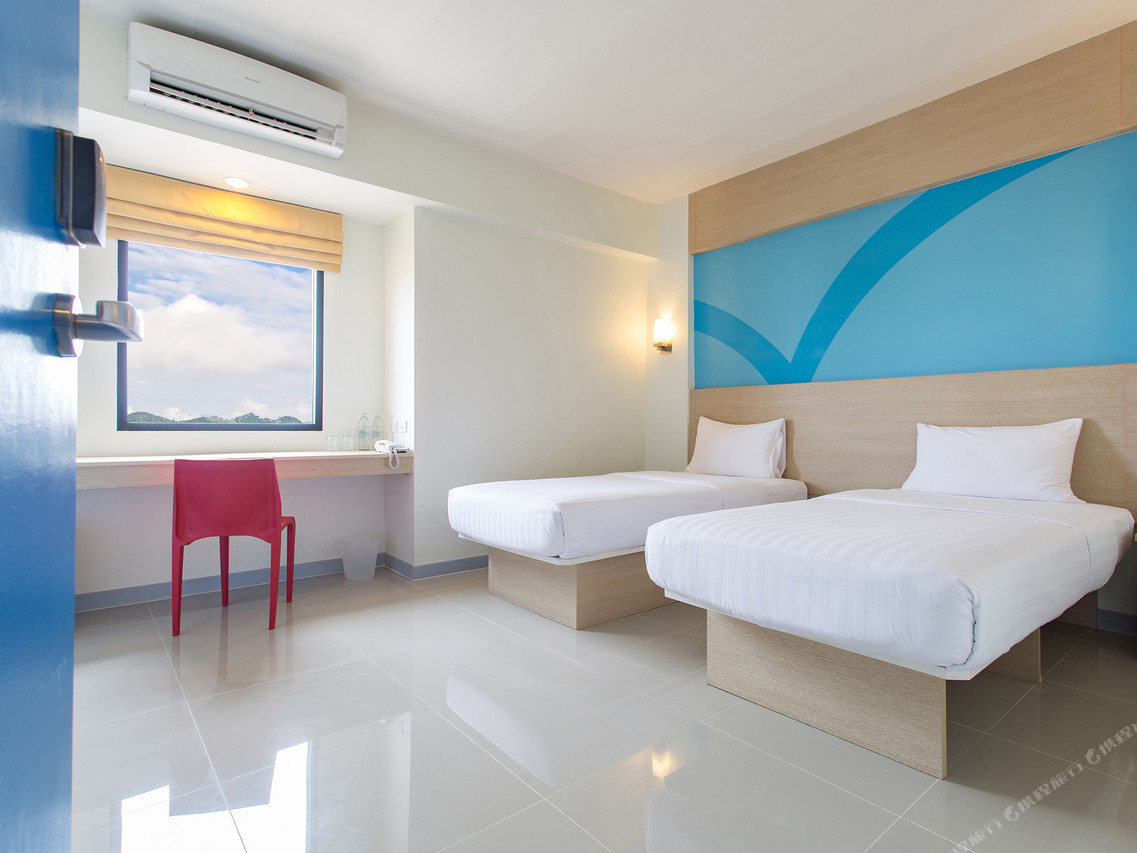 ห้อง Standard Twin เตียงเดี่ยวสองเตียง หัวเตียงกราฟิกสีฟ้าของแบรนด์ HOP INN นครปฐม