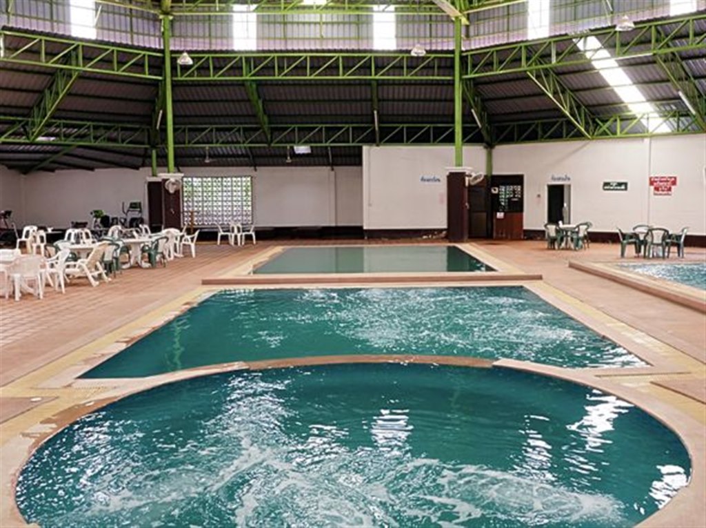 สระว่ายน้ำในร่มหลังคาโครงเหล็กของ Whale Hotel นครปฐม