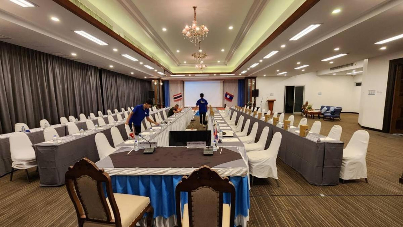 ห้องประชุมใหญ่ของ Blu Hotel จัดแบบโต๊ะล้อม
