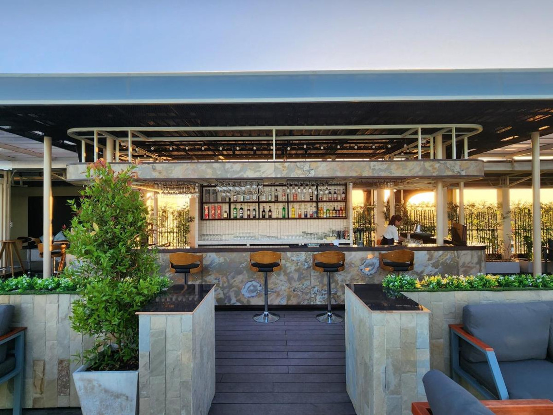 BLU Rooftop บาร์ดาดฟ้าช่วงพระอาทิตย์ตก
