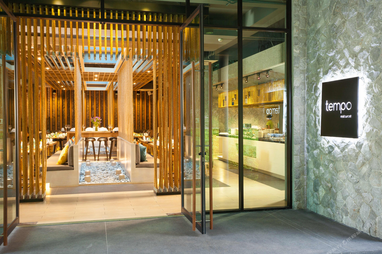 ร้านอาหาร Tempo ทางเข้าตกแต่งไม้ระแนงกับผนังหิน