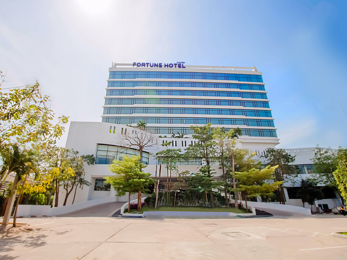 Glass tower facade of Fortune Hotel Korat with FORTUNE HOTEL signage on Mittraphap Road