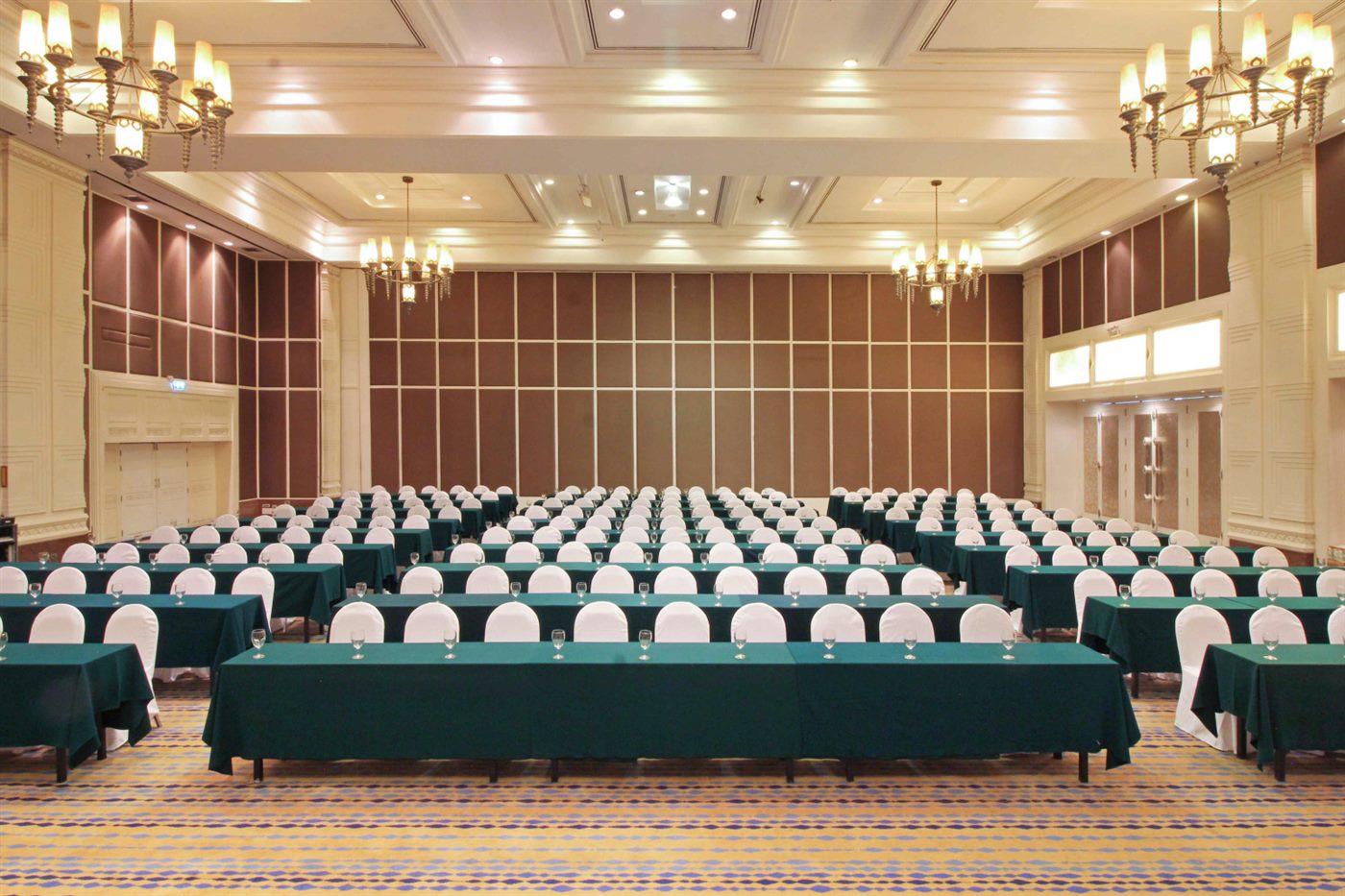 ห้องประชุมขนาดใหญ่จัดแบบห้องเรียน รองรับได้หลายร้อยคน