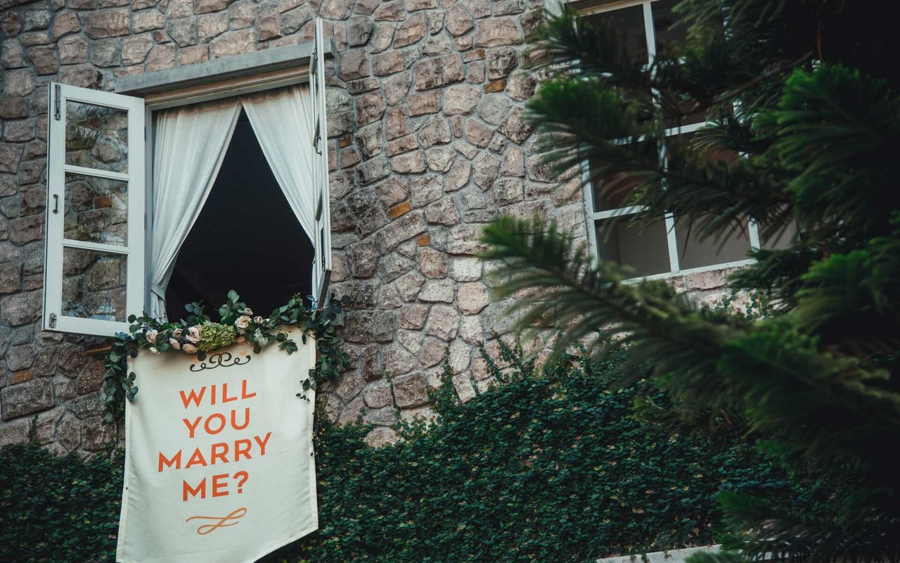 English cottage stone facade, a popular photo spot for weddings