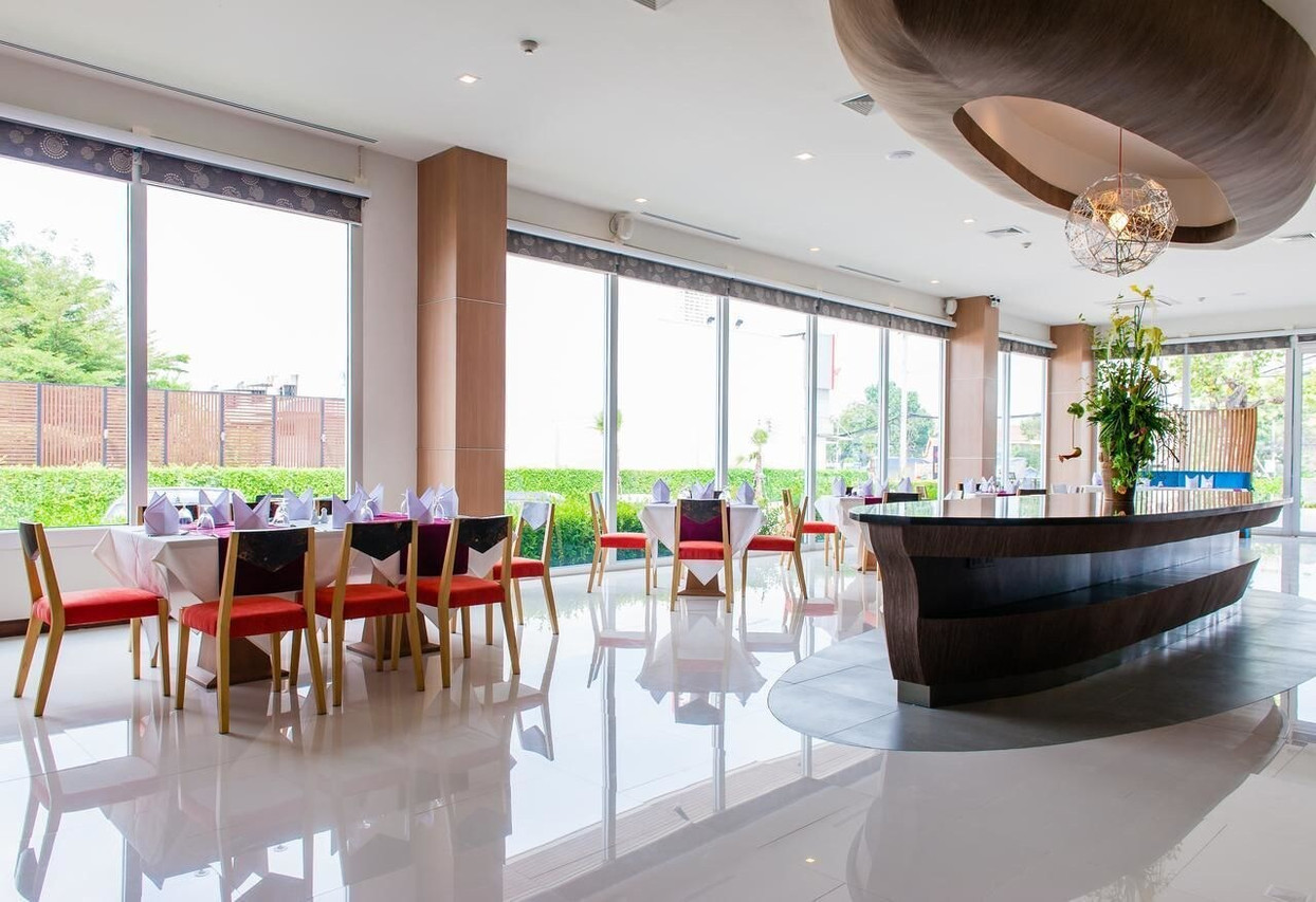 ร้านอาหาร Vaniz โทนสว่าง กระจกบานสูงรอบด้าน เคาน์เตอร์บาร์ทรงโค้ง