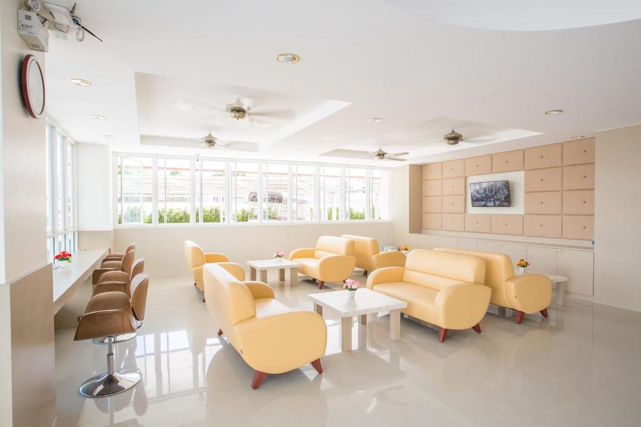 เลาจน์ส่วนกลางโทนขาว โซฟาหนังสีครีม พัดลมเพดาน ของ P.A. Thani Hotel นครสวรรค์