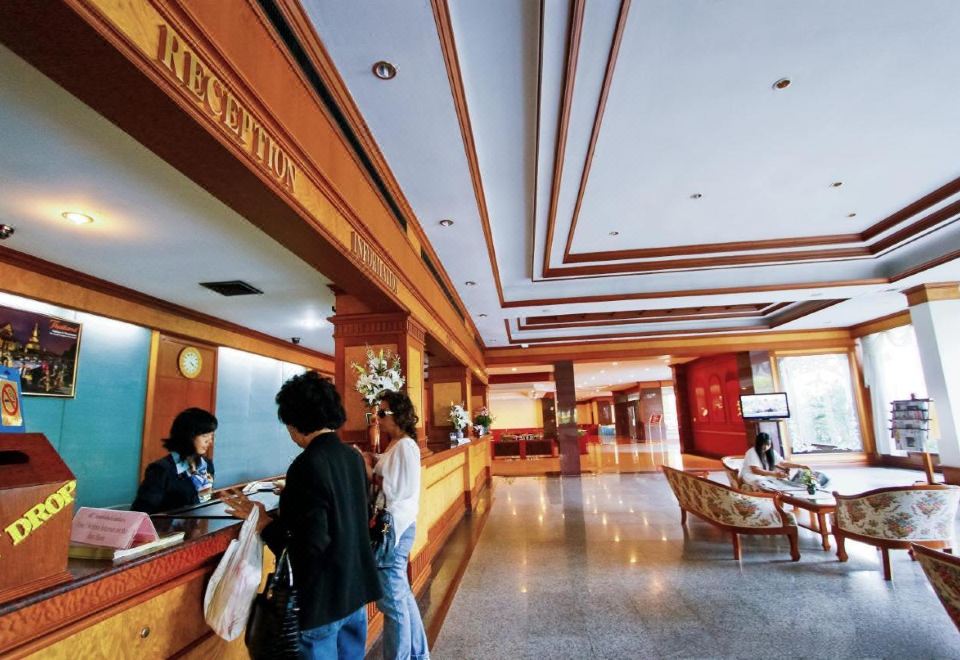 ล็อบบี้และเคาน์เตอร์ต้อนรับ Grand Park Hotel นครศรีธรรมราช