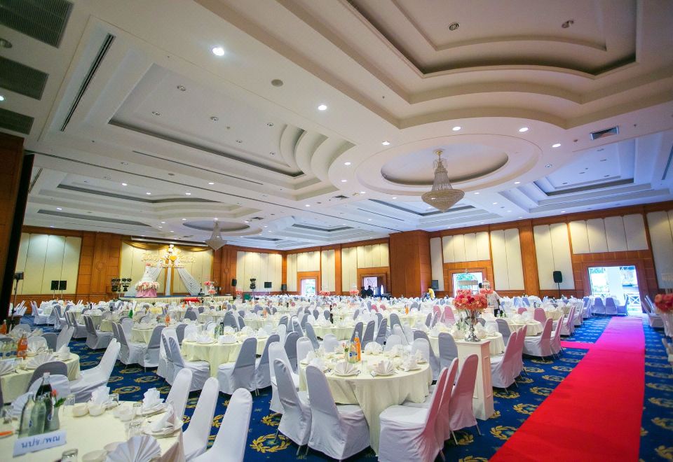 ห้องจัดเลี้ยงขนาดใหญ่ของ Grand Park Hotel จัดงานเลี้ยงโต๊ะจีน