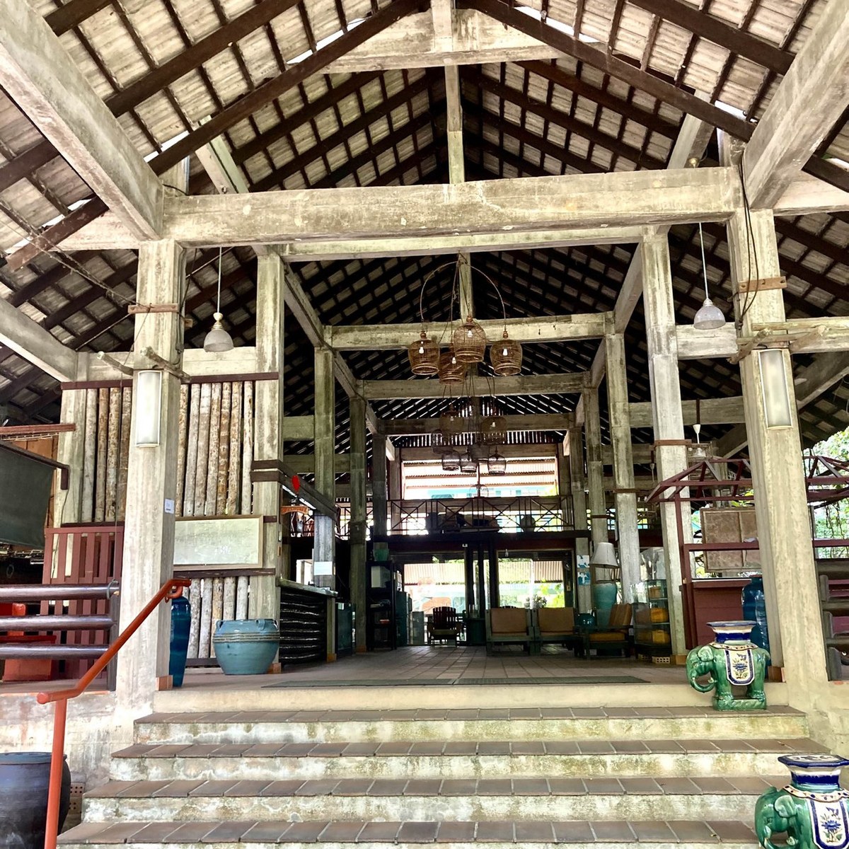 ศาลาไม้โปร่งหลังคาสูงเป็นล็อบบี้และพื้นที่ส่วนกลางของ Nakorn Garden Inn
