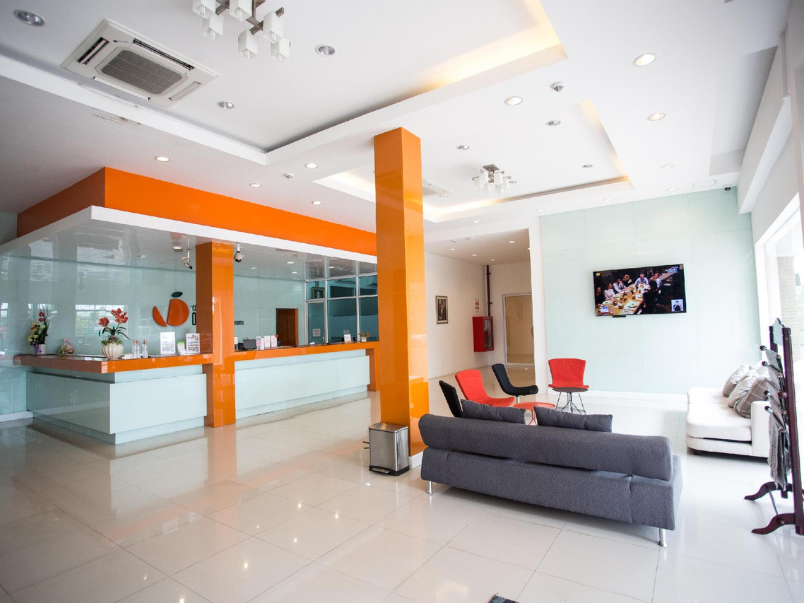 ล็อบบี้โรงแรมเสาสีส้มสด เคาน์เตอร์ต้อนรับและโซนนั่งเล่น