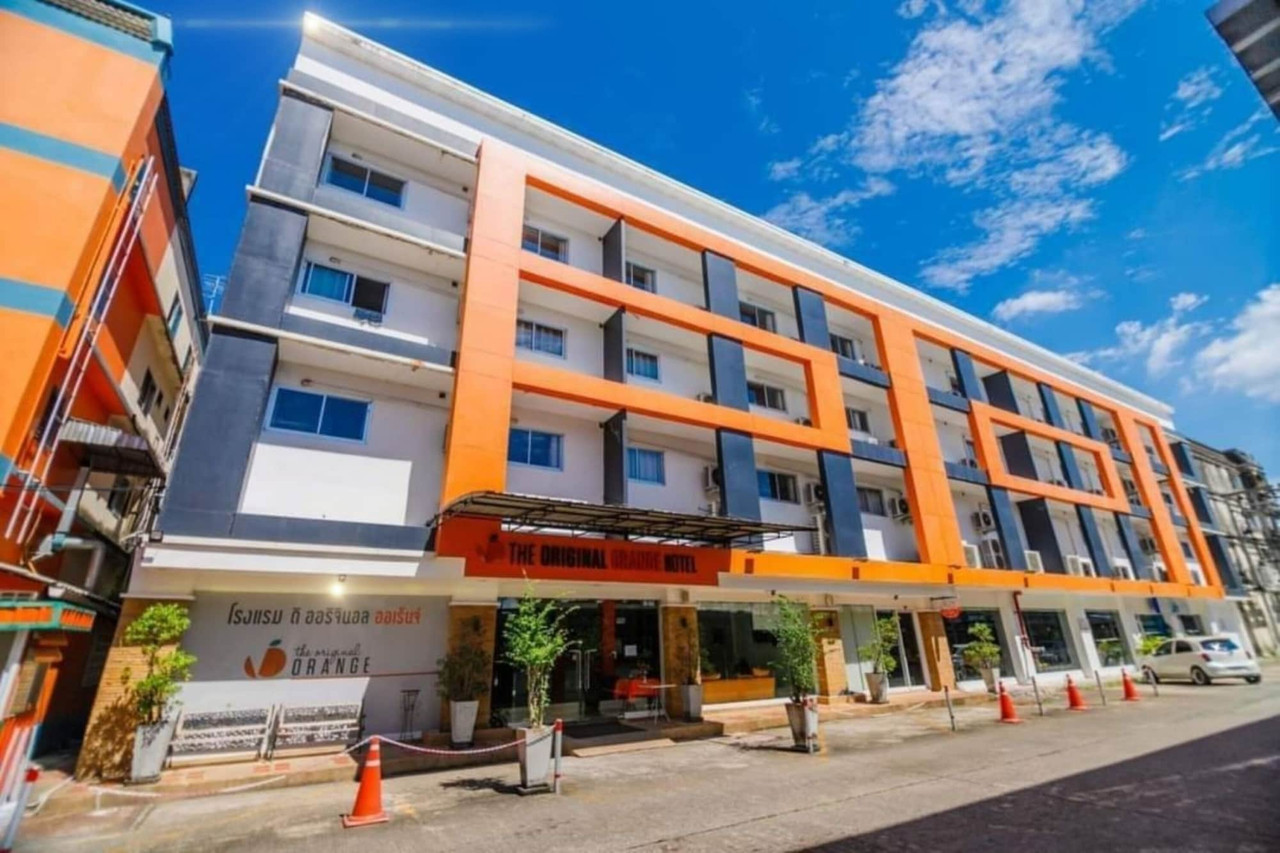 ตึกด้านนอก The Original Orange Hotel สีส้มตัดเทา 5 ชั้น กลางเมืองนครศรีฯ