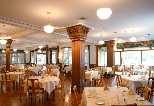 ห้องอาหาร Main Dining Room ของ Nikko Kanaya Hotel เสาไม้แกะสลักและโต๊ะผ้าขาว