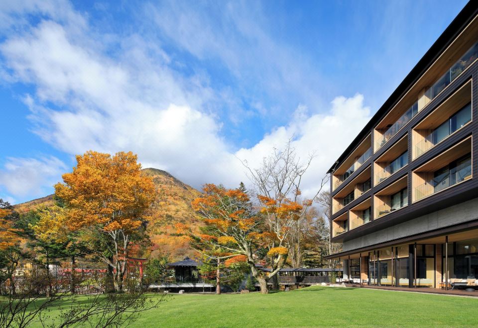 The Ritz-Carlton Nikko ด้านนอกพร้อมสวนและวิวภูเขา Nantai กับโทริอิสีแดง