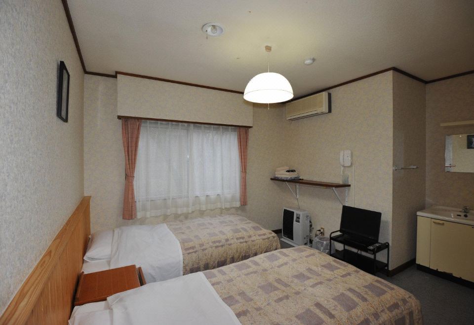 ห้อง Western Twin ของ Turtle Inn Nikko ผนังไม้สน สะอาดโล่ง