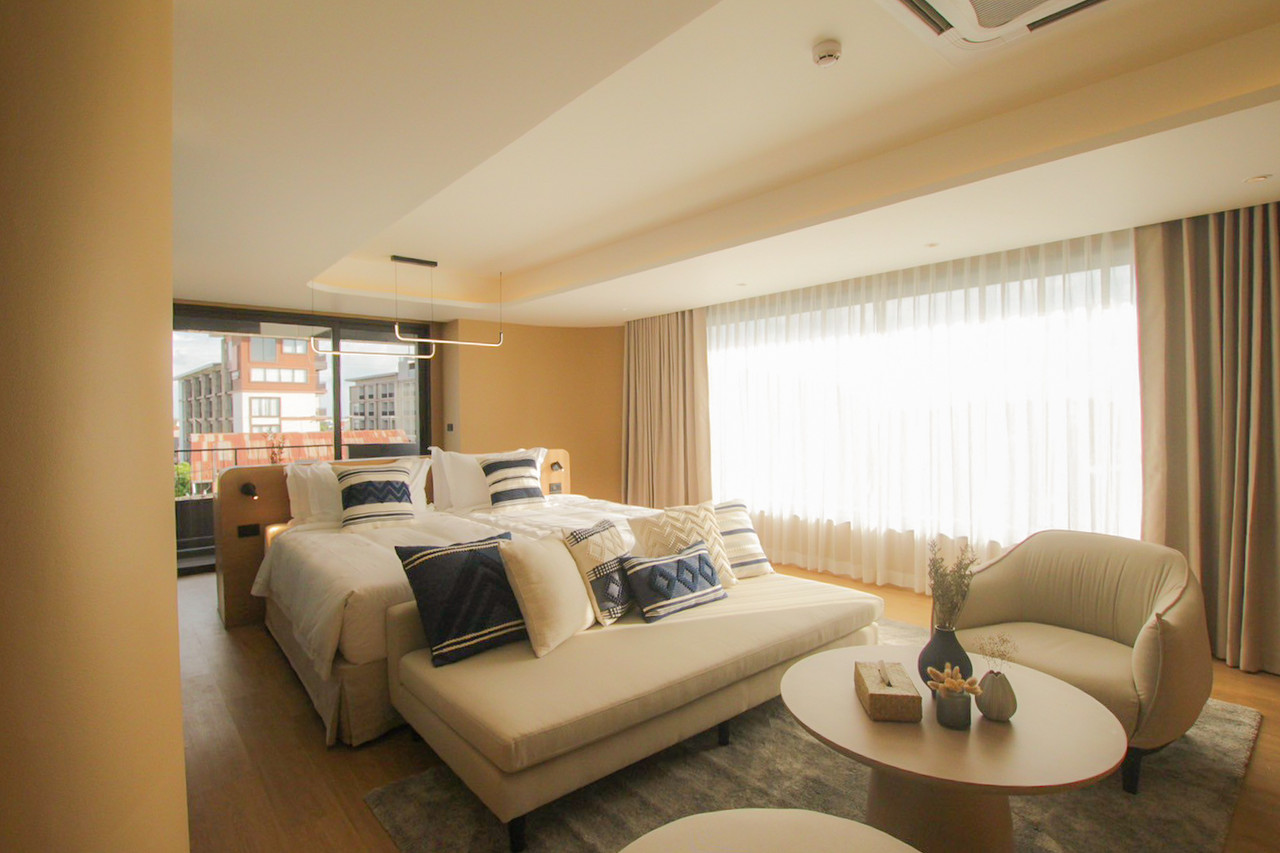 ห้องสวีทตกแต่งสไตล์ Modern Contemporary พร้อมโซฟาและระเบียงวิวเมือง