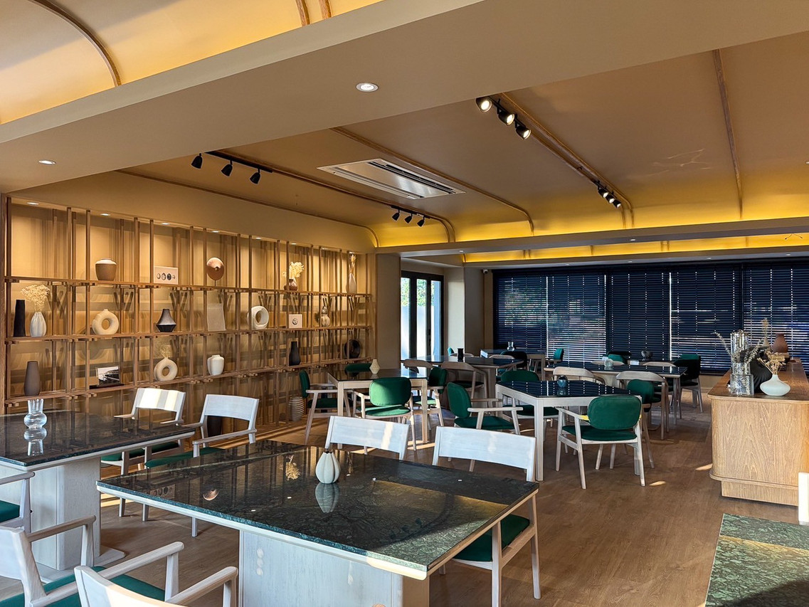 คาเฟ่และห้องอาหารโทนไม้อบอุ่นพร้อมชั้นวางลายโปร่ง LePont Nongkhai