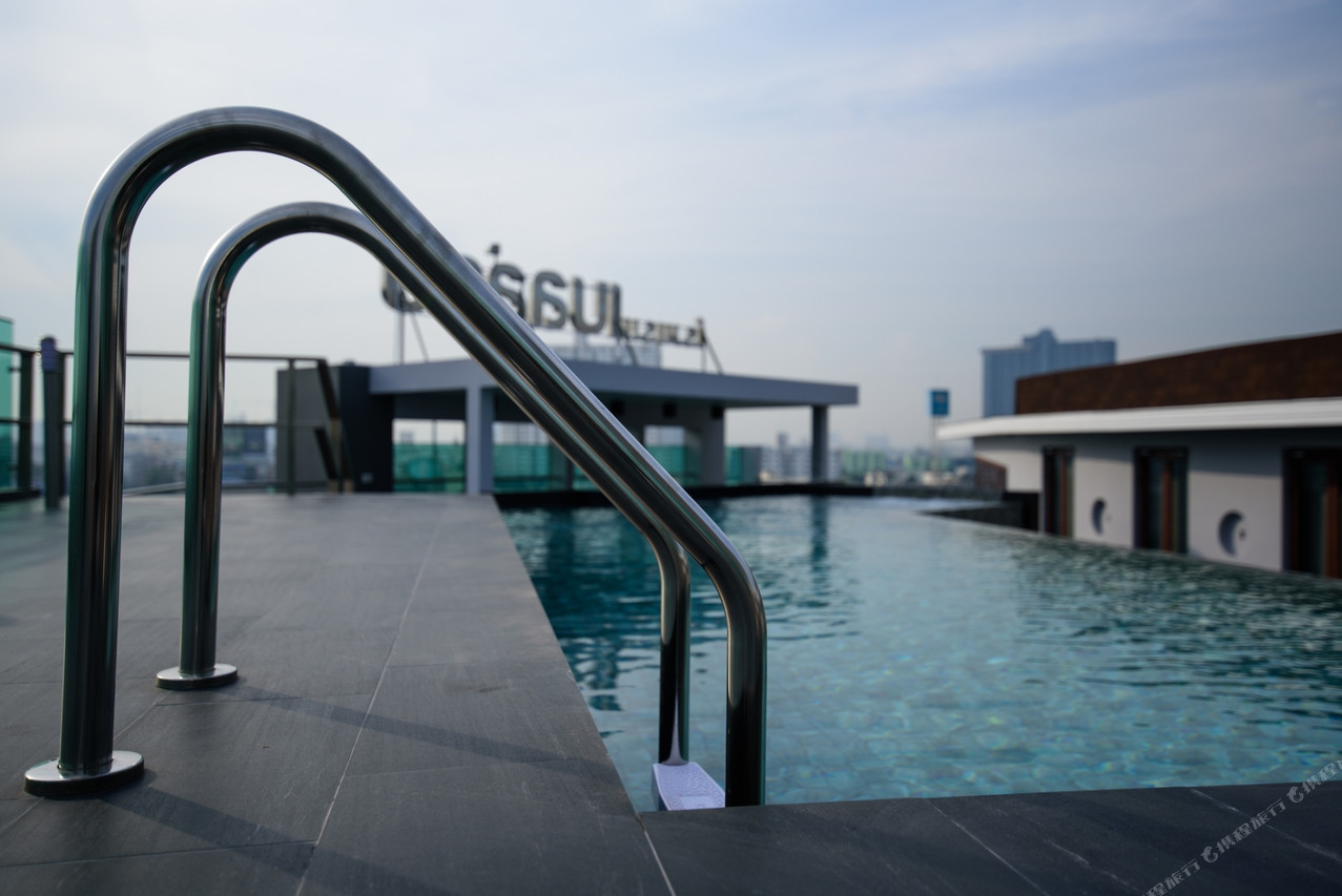 สระว่ายน้ำลอยฟ้าบนดาดฟ้า Bella B Hotel มองเห็นวิวเมืองนนทบุรี