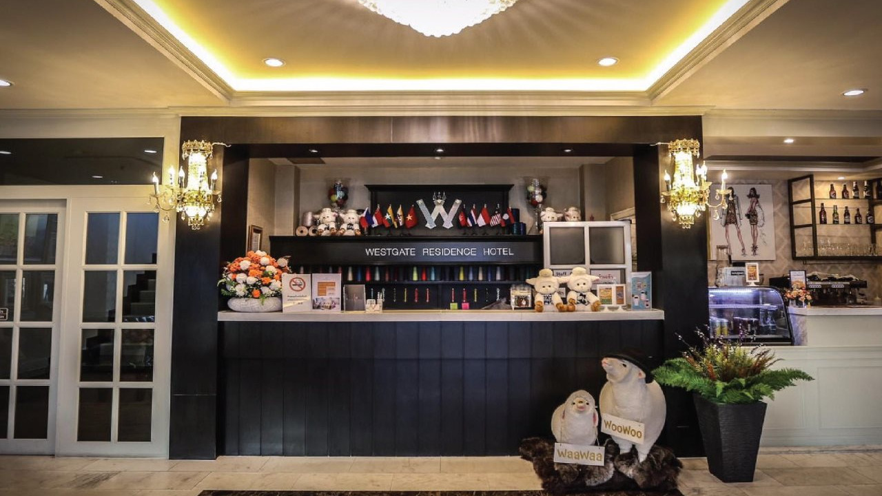 ล็อบบี้และเคาน์เตอร์ต้อนรับของ Westgate Residence Hotel