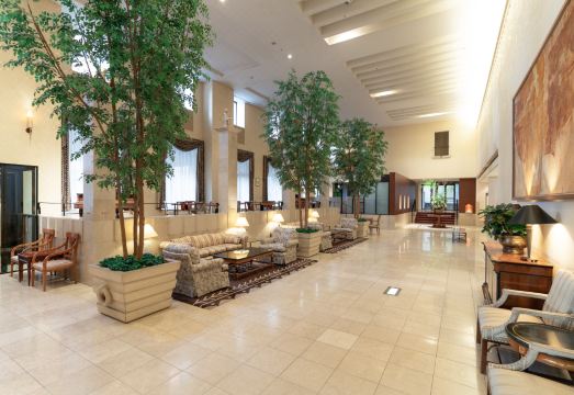 ล็อบบี้ขนาดใหญ่ Authent Hotel Otaru — ต้นไม้ในร่ม เพดานสูง และบรรยากาศเปิดโล่ง