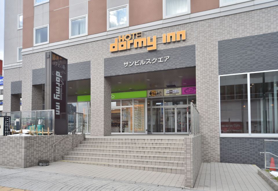ทางเข้า Dormy Inn Premium Otaru ป้าย Hotel dormy inn เห็นชัดเจน