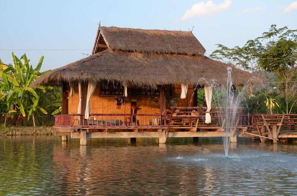 ศาลาไม้มุงจากริมบึงพร้อมน้ำพุ ที่ Bueng Pai Farm ปาย