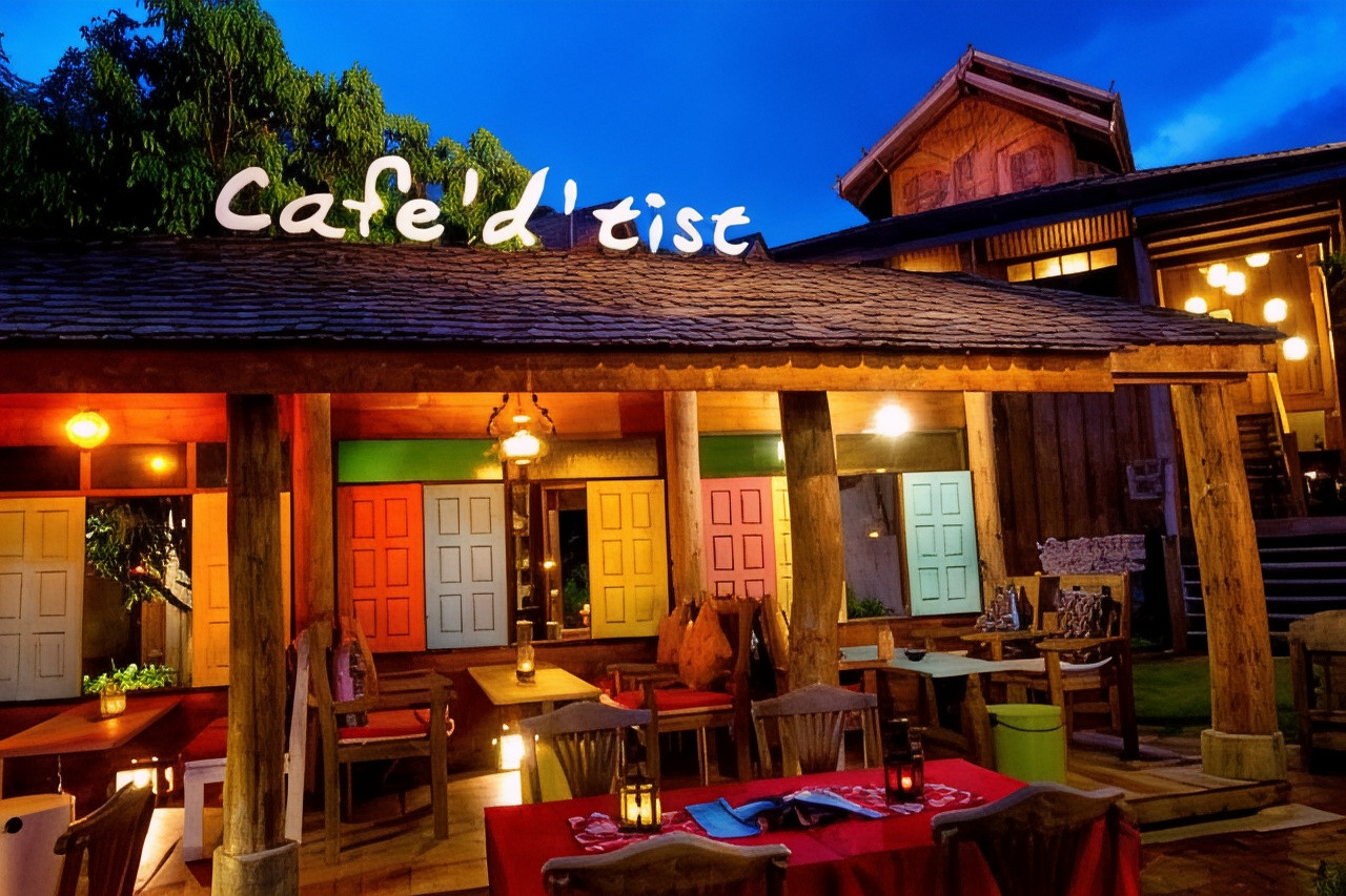 ร้าน Cafe'd'tist ประตูไม้บานเก่าหลากสี ปลายถนนคนเดิน