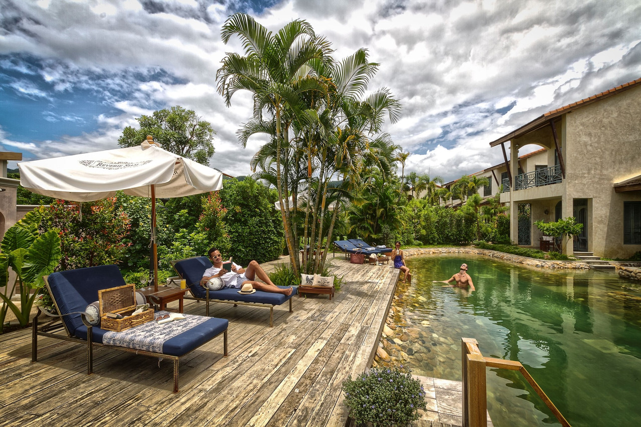 สระหินธรรมชาติของ Reverie Siam Resort กลางสวนเขตร้อน