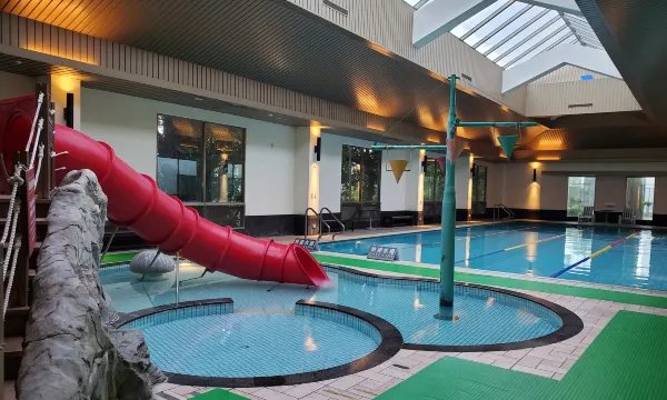 สระว่ายน้ำในร่ม Parkview Hotel Hualien