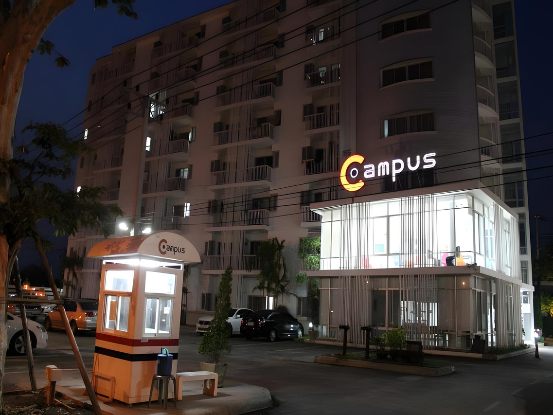 ป้ายไฟ Campus ตอนกลางคืน กับป้อมยามและอาคารคาเฟ่กระจก