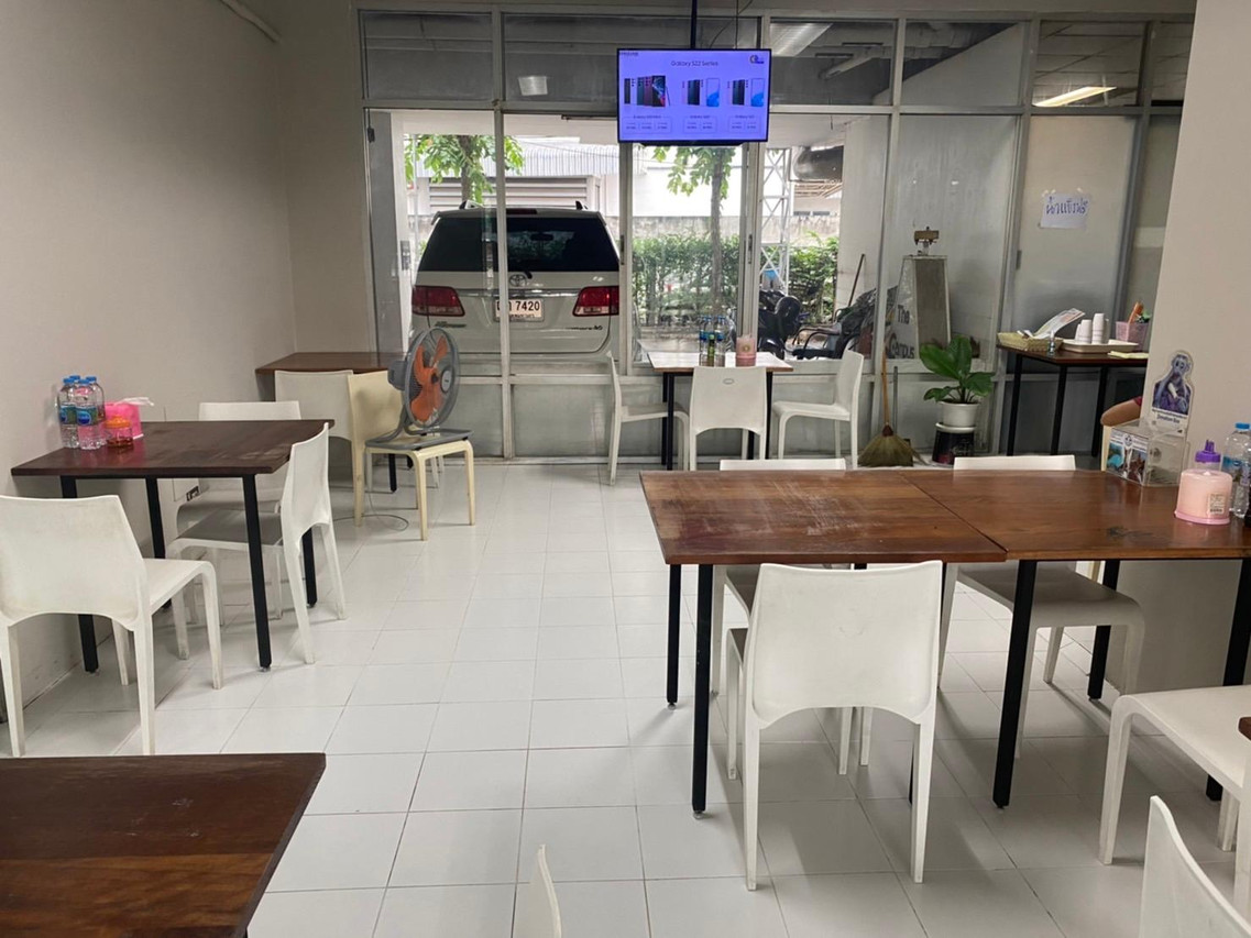 คาเฟ่และร้านอาหารในตึก โต๊ะไม้เก้าอี้ขาว