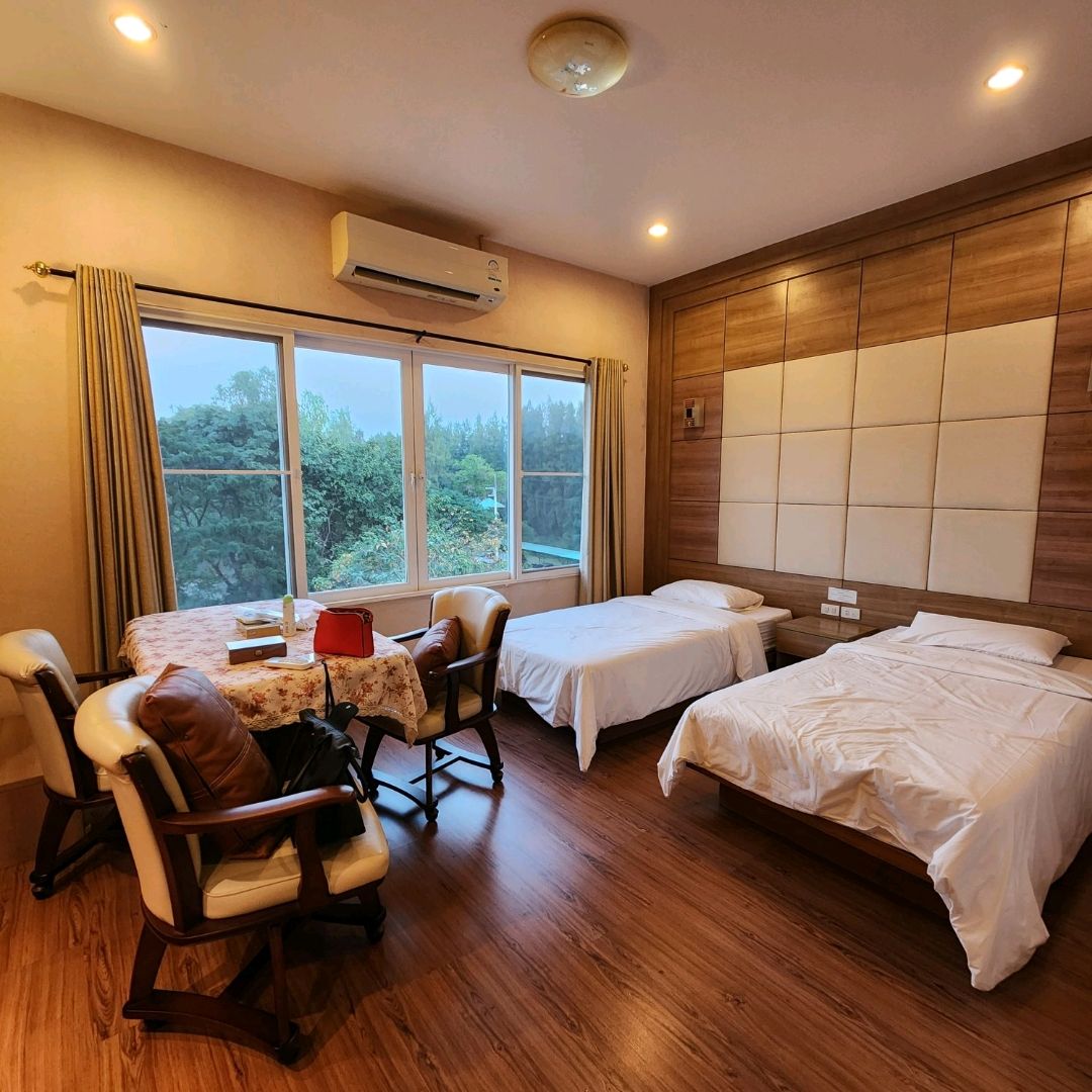 ห้องพักเตียงคู่ตกแต่งไม้ หน้าต่างบานใหญ่วิวสวน The Pine Resort