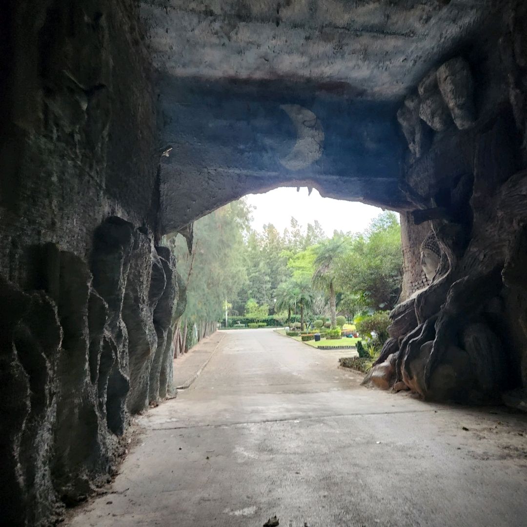 อุโมงค์ถ้ำปูนมองออกไปเห็นสวนและทางเดินภายใน The Pine Resort