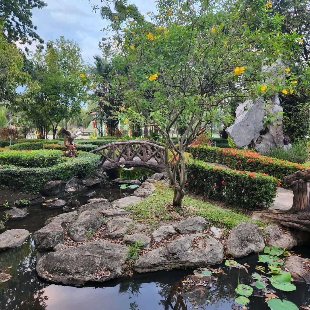 สวนหินจัดแต่งกับสะพานโค้งและบ่อน้ำใน The Pine Resort