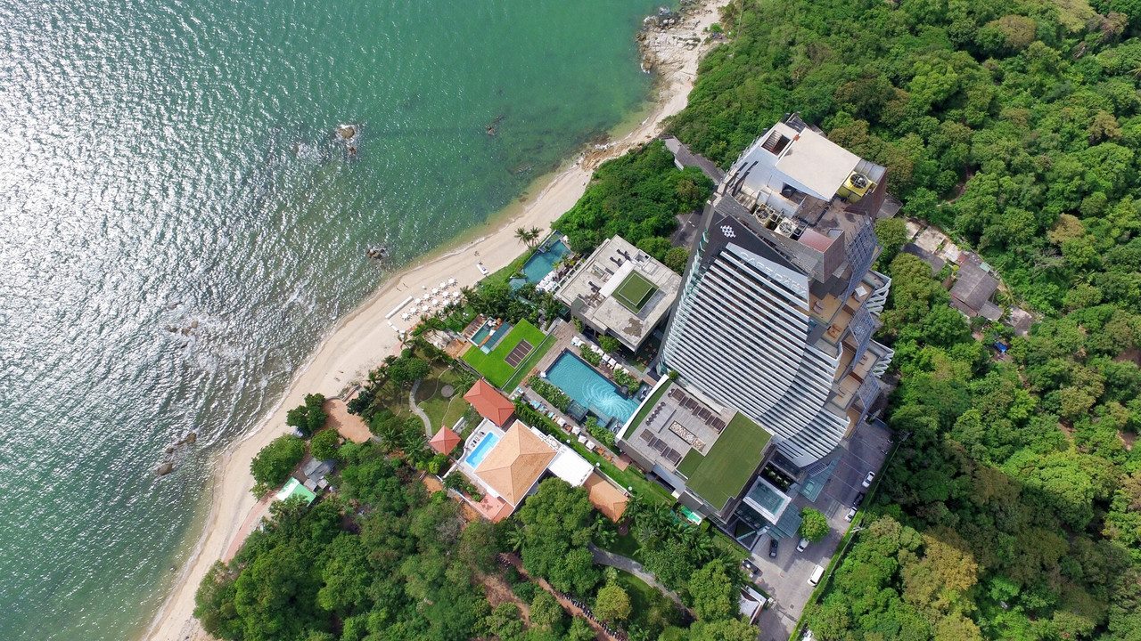 มุมสูงแสดง Cape Dara Resort บนแหลม ติดหาดส่วนตัวและอ่าวพัทยา