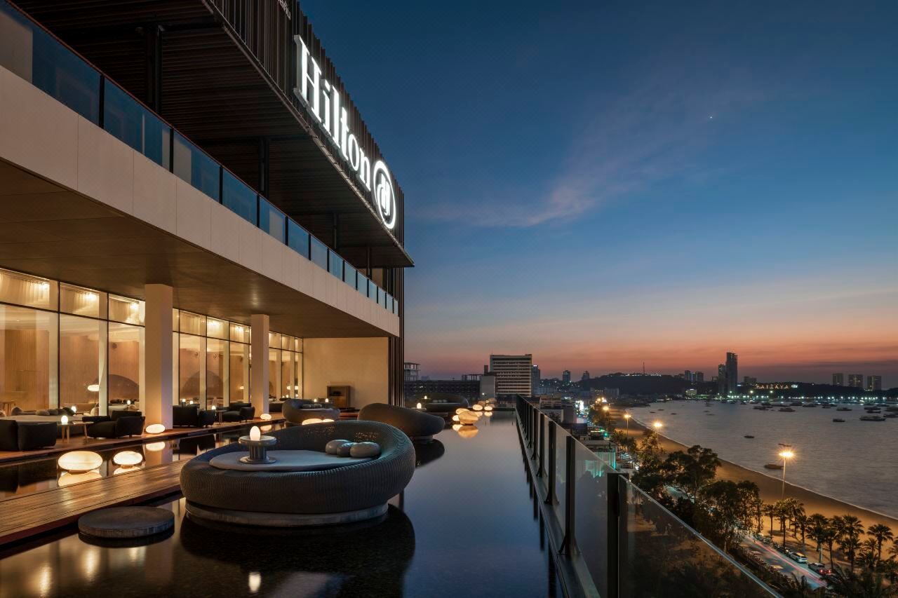Drift Bar ยามค่ำ วิวอ่าวพัทยาและไฟเมือง