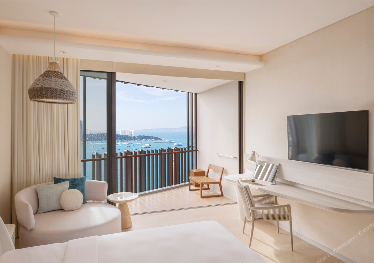Bay Tower sea-view room with a balcony over Pattaya Bay