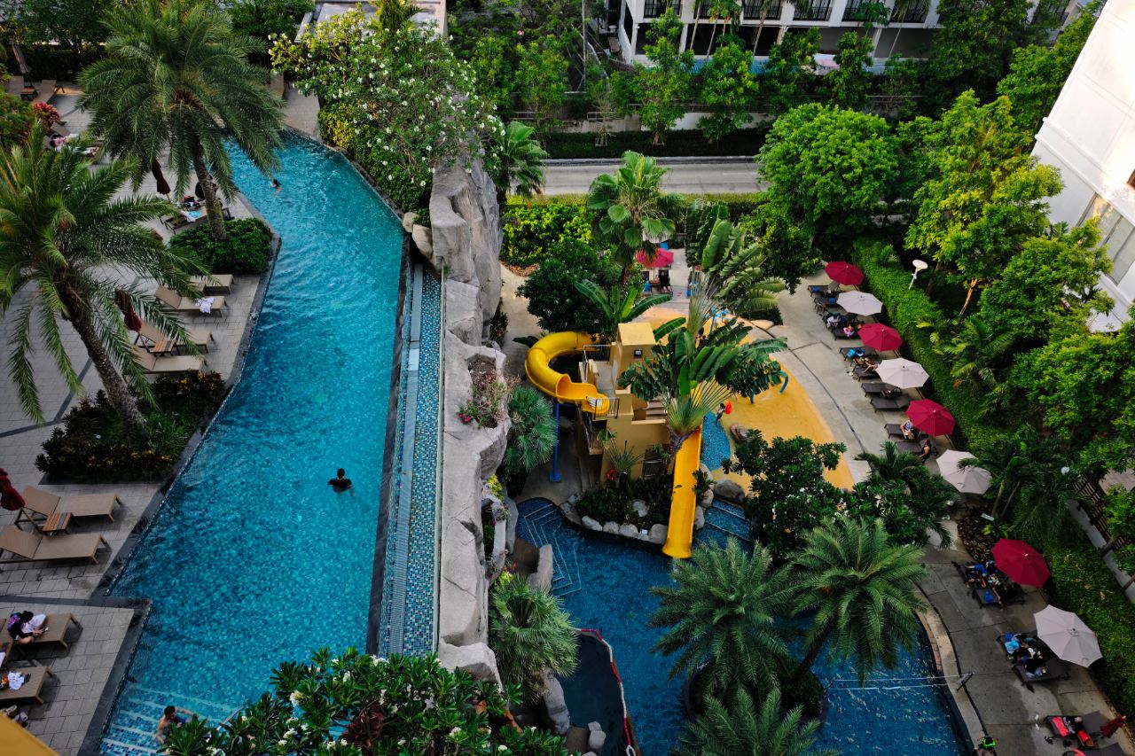 มุมสูงมองเห็น Lazy River และสไลเดอร์น้ำสีเหลืองในสวนน้ำ