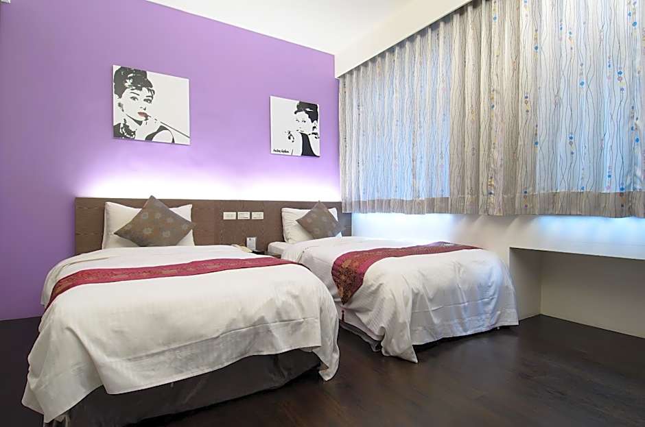 ห้องพักสไตล์ Boutique Twin ผนังสีม่วงพร้อมภาพ Audrey Hepburn