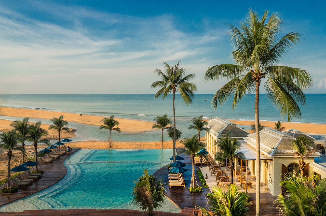 มุมสูงสระ horizon-edge ของ Devasom Khao Lak กับหาดทรายและทะเลอันดามัน
