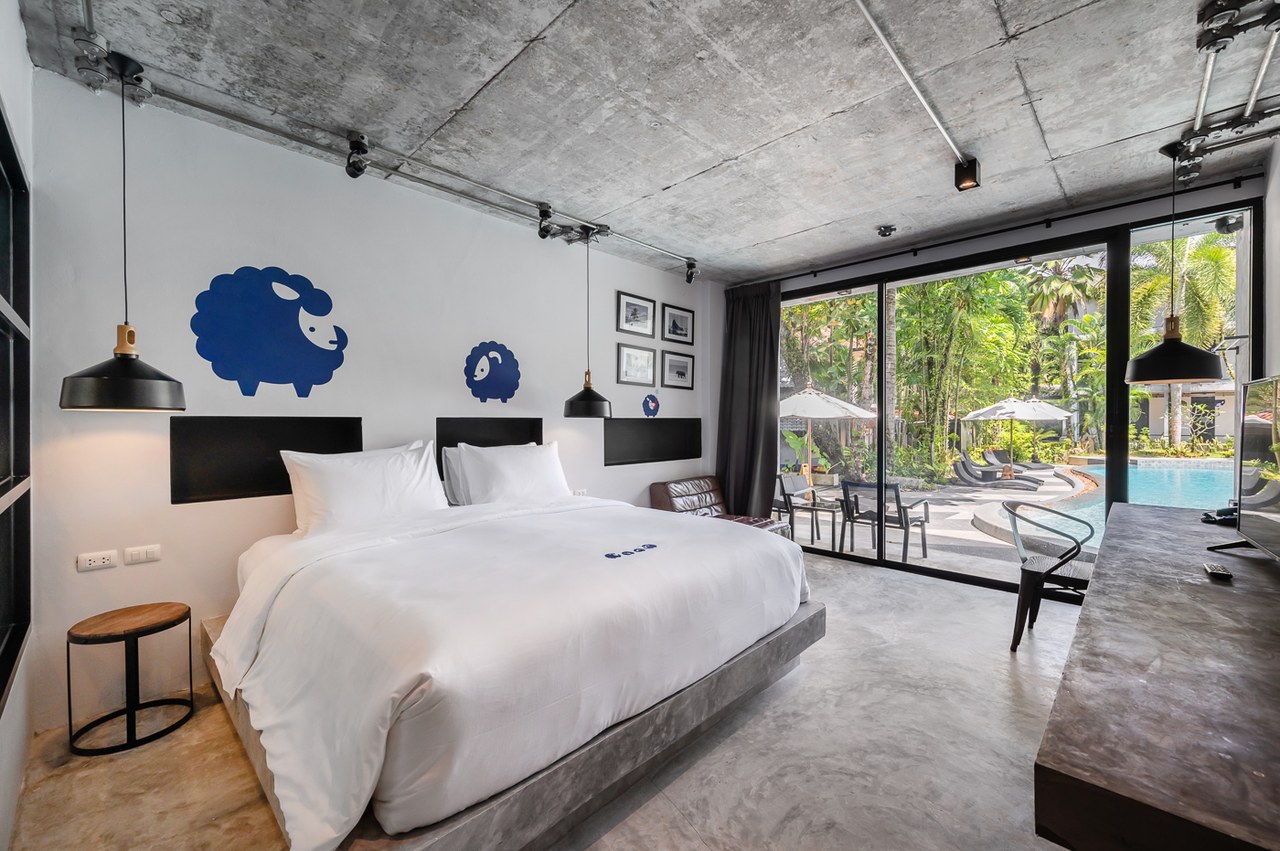 ห้อง Pool Access ผนังลายแกะสีน้ำเงิน เปิดประตูเจอสระ Kokotel Khao Lak Lighthouse